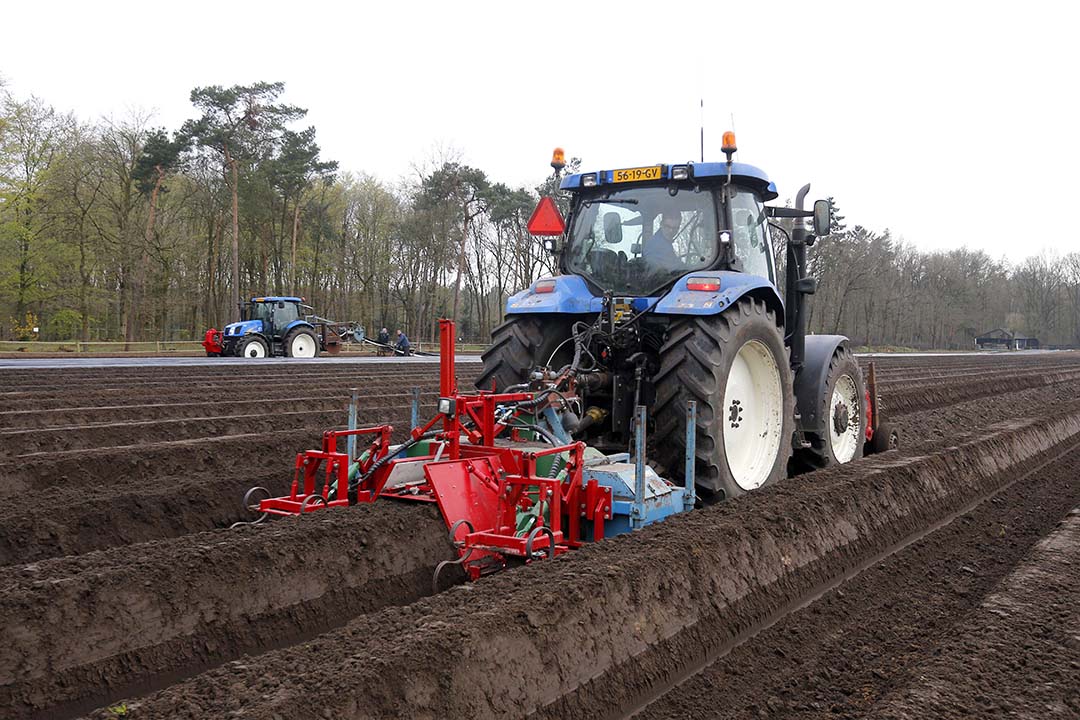 Johan Bax hoopt eind deze week de trekker van stal te kunnen halen om de eerste bewerkingen uit te voeren. Archieffoto: Bert Jansen