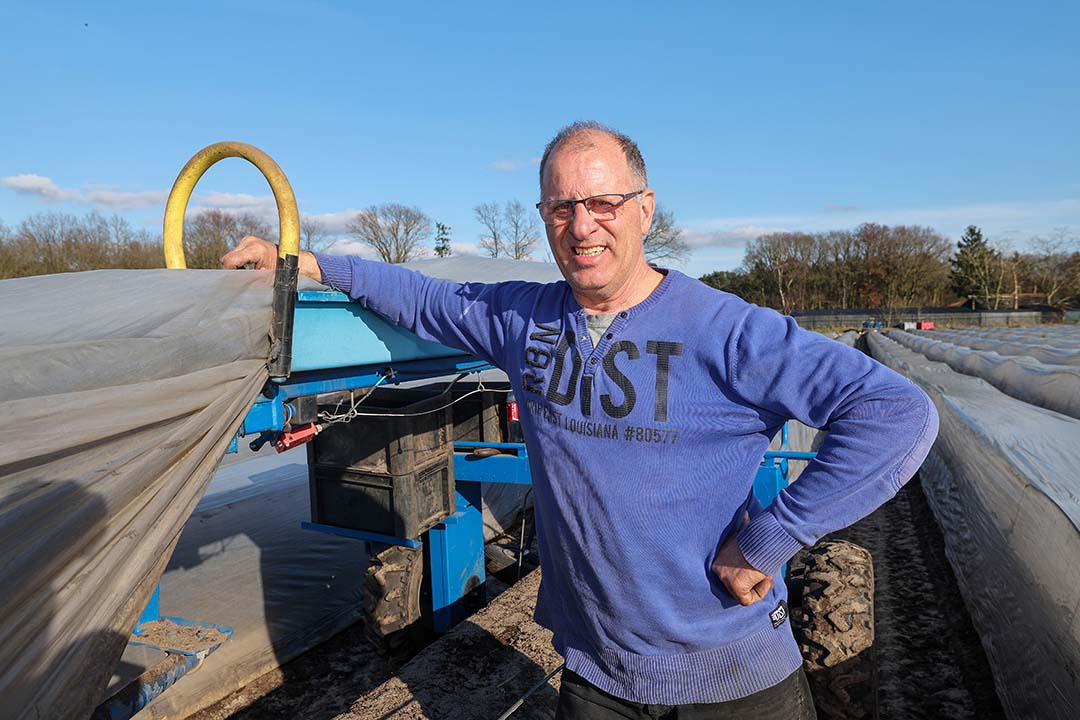 Peter vand er Heijden stak de eerste asperges voor onze fotograaf op 4 maart en ging vervolgens op tournee langs alle media. - Foto: Bert Jansen