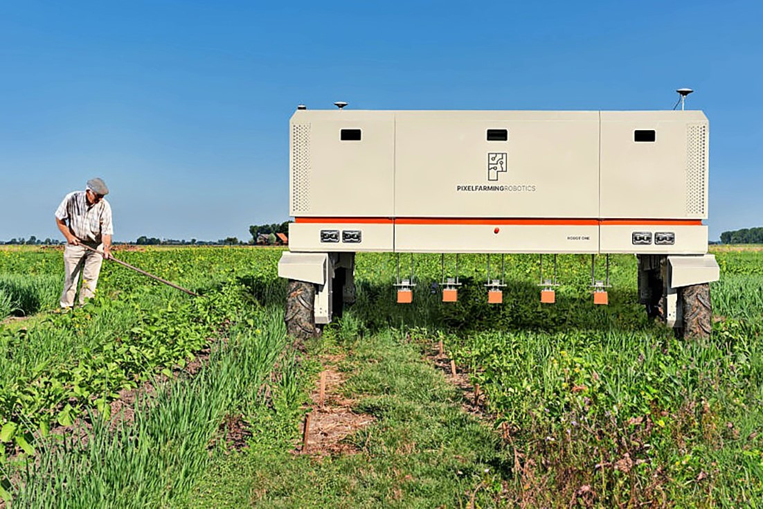 De Robot One werkt autonoom en daarom moet er wettelijk gezien binnen 500 meter iemand bij de robot aanwezig zijn. Foto’s: Pixelfarming Robotics