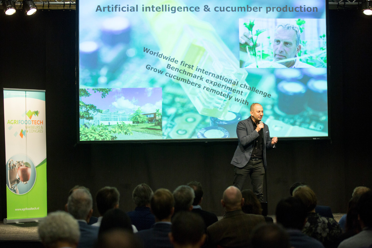 Tencent werkt al jaren samen met WUR aan de Autonomous Greenhouse Challenge. David Wallerstein van het Chinese techbedrijf gaf in 2018 een presentatie bij de prijsuitreiking van de strijd. Foto: Koos Groenewold