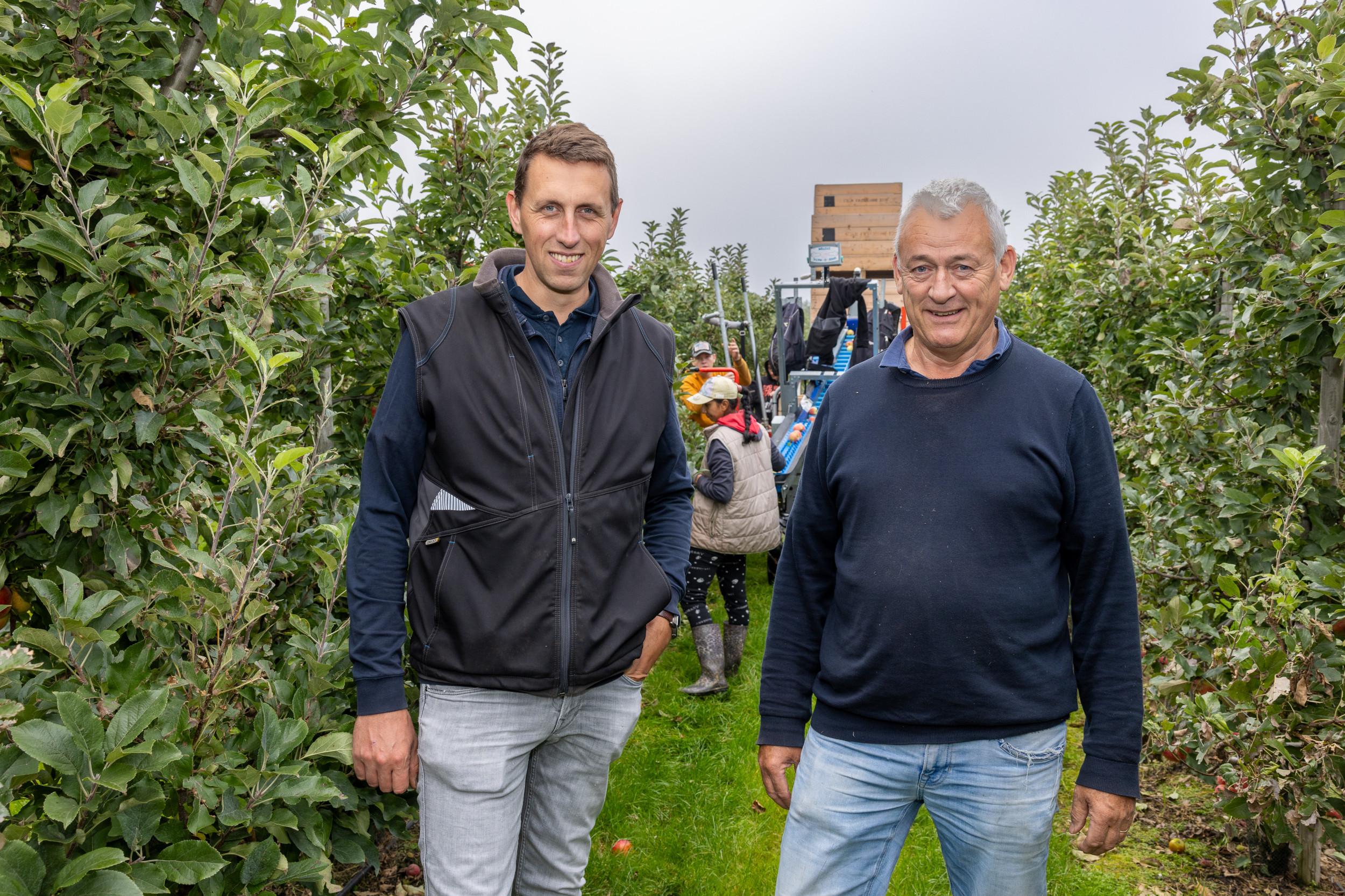 Fruitteler René Bal (links) met zijn oom Toon Steijn. Foto’s: Peter Roek