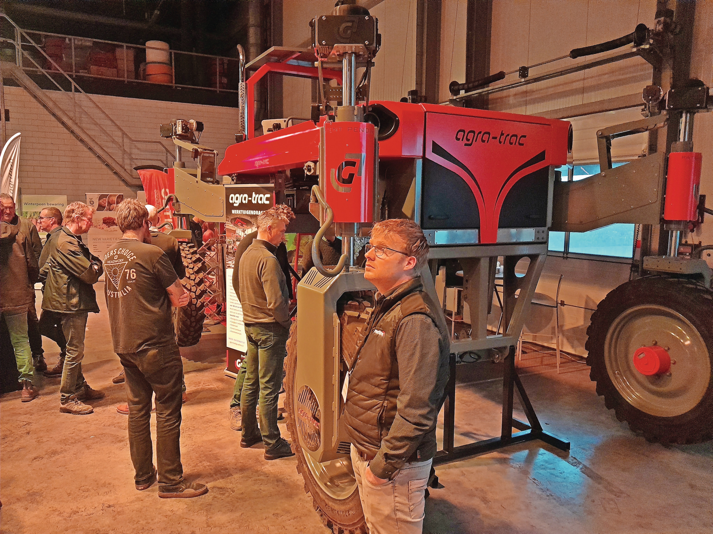 Ook de Agra-Trac van de Friese machinefabrikant Graafstra reed dit jaar zijn eerste rondjes op de Nederlandse velden en is het prototypestadium ontgroeid. Volgens Guido Mangnus, partner in het project, is er serieuze belangstelling vanuit de praktijk. Naar verwachting worden volgend jaar de eerste exemplaren uitgeleverd.