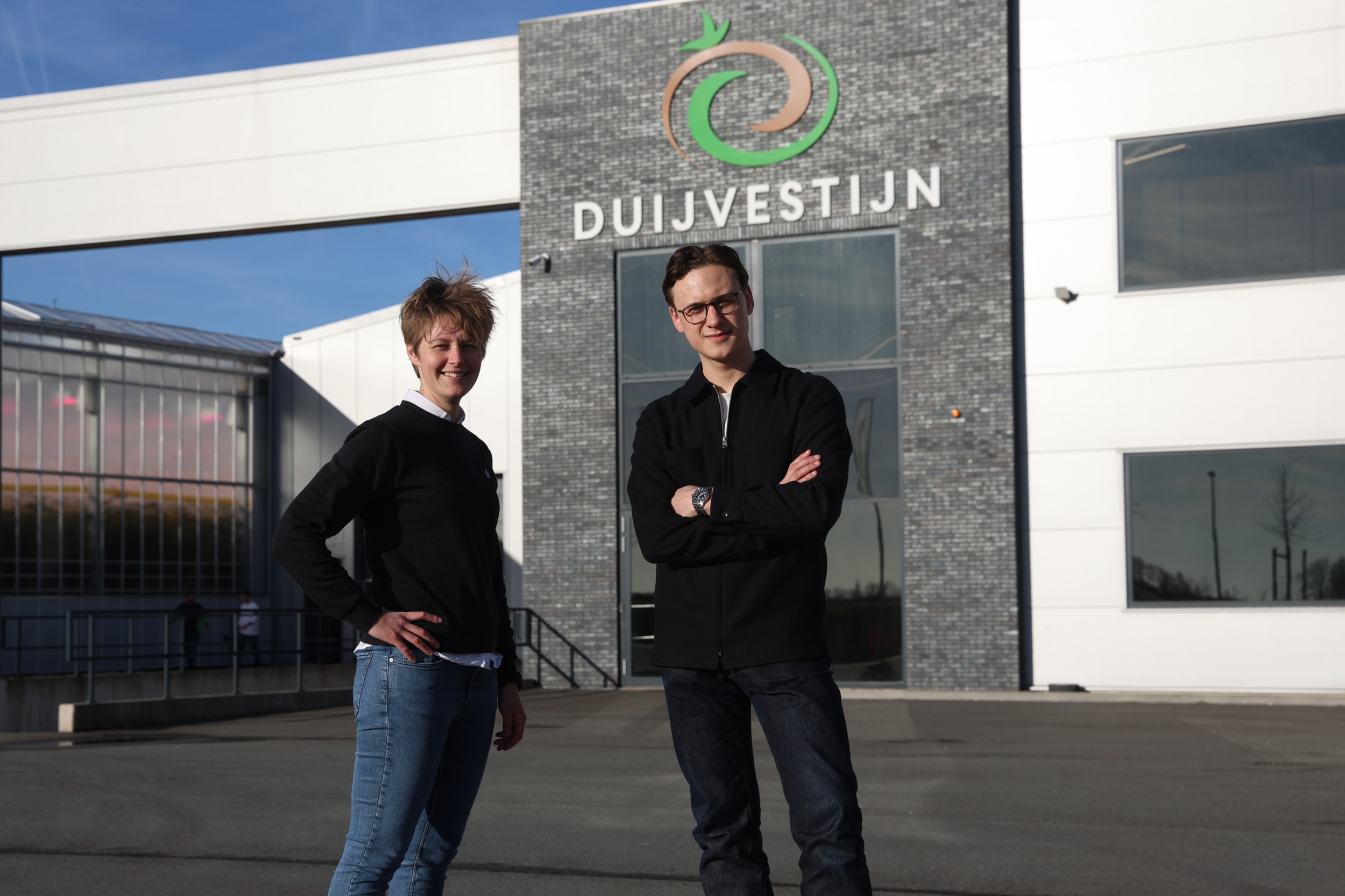 Kim Oosterom en Jonne Versteeg zien moderne tuinbouw als een combinatie van technische innovatie, duurzaamheid en een cultuur waarin jong talent de ruimte krijgt om te groeien. Foto’s Dennis Wisse