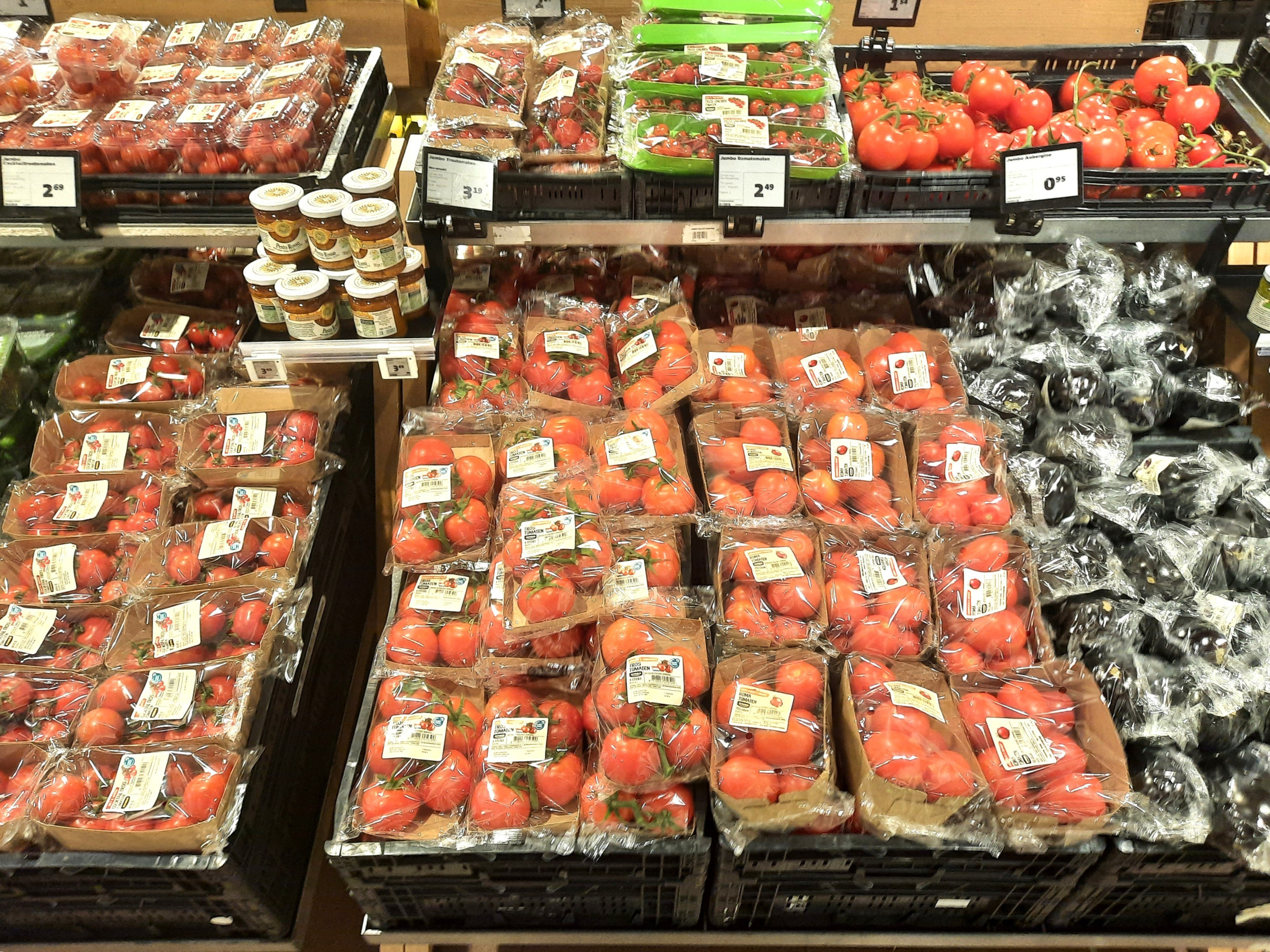 Tomaten in het supermarktschap in december. Foto: Harry Stijger