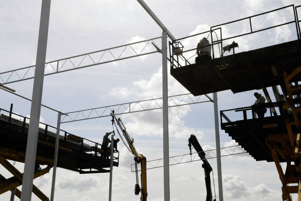 Volgens Glastuinbouw Nederland is een minimale hoogte van 13,5 meter nodig bij kassen vanwege voorzieningen om energie te besparen en emissies te verminderen. Foto: Fotostudio Wick Natzijl