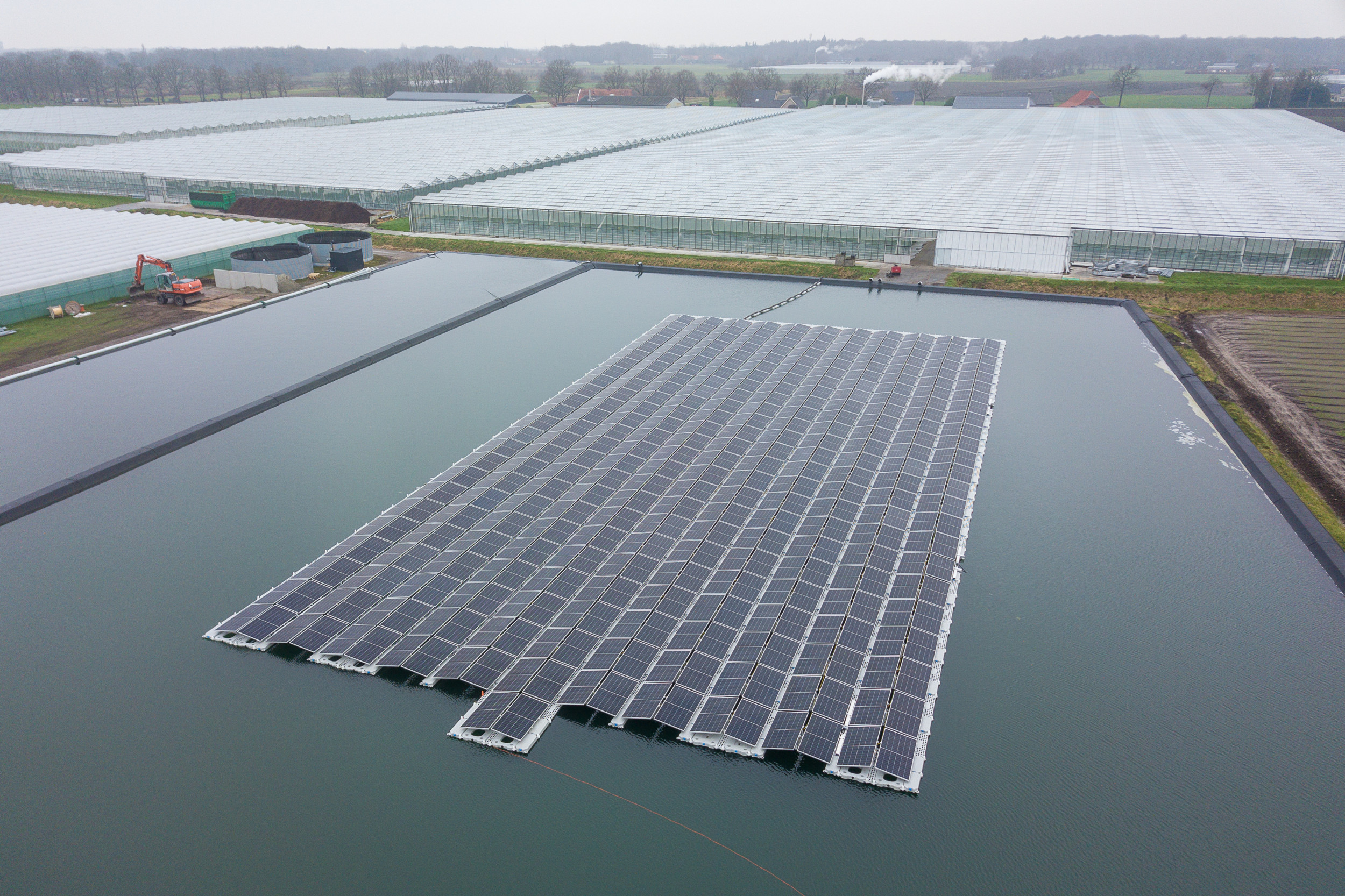 Jan van Meer liet in enkele weken tijd 900 zonnepanelen op zijn bassin plaatsten. Foto: Peter Roek