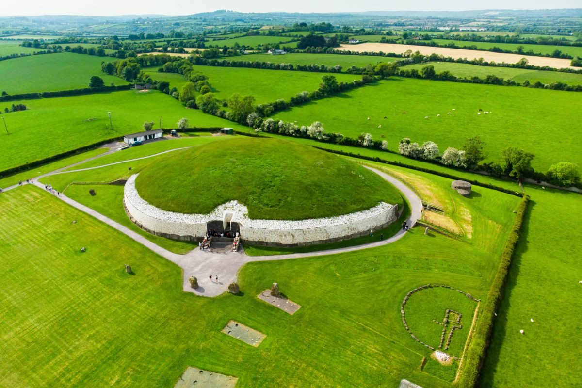 Newgrange in Ierland. Onze voorouders beschikten over kennis en ervaring die tot op heden nog niet herontdekt zijn. Foto: Canva/MNstudio