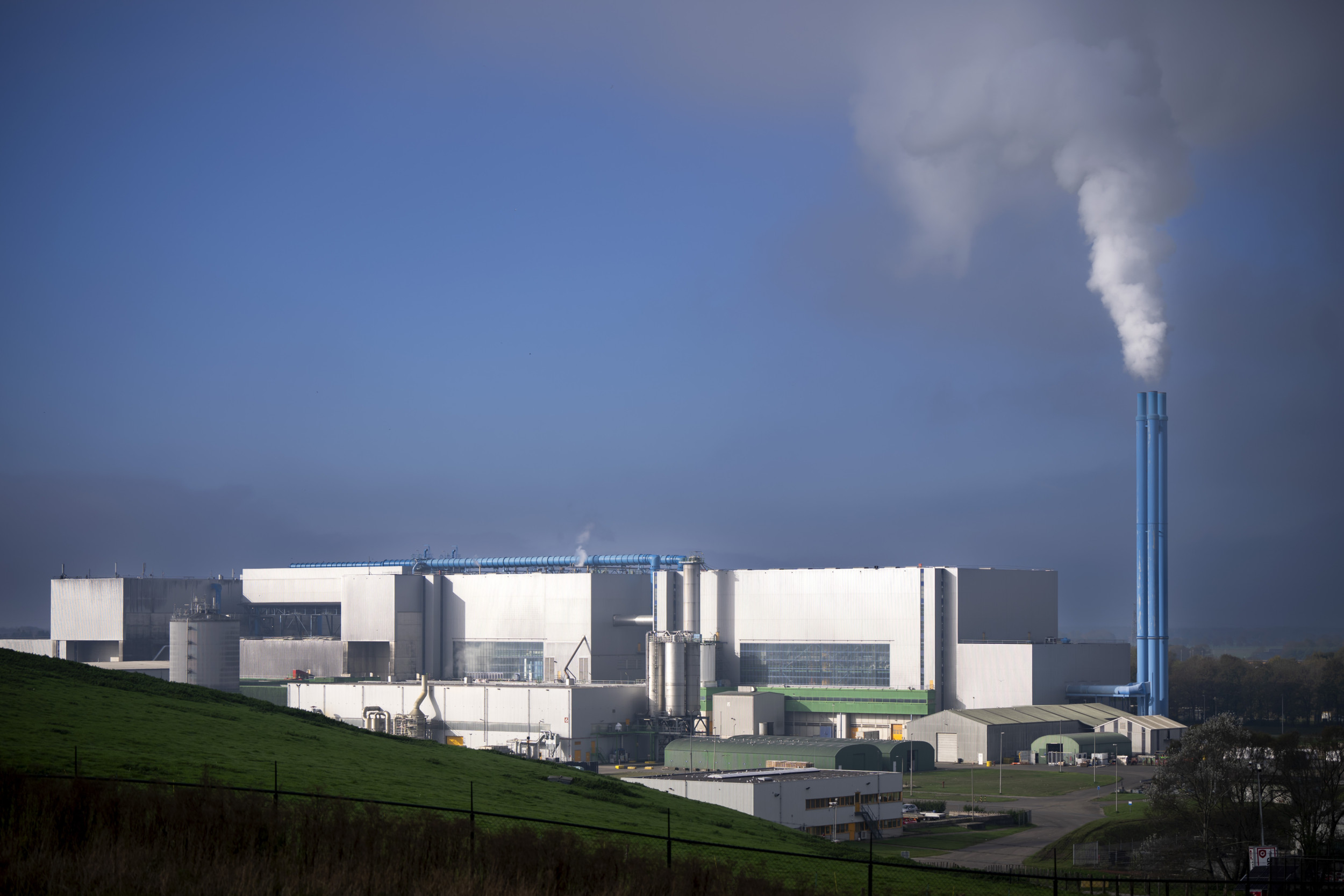 Afvalverbrander Attero uit Moerdijk wil CO2 leveren aan de glastuinbouw. Eén van de drempels is echter de steeds duurdere CO2-heffing die het moet betalen over de CO2 naar de glastuinbouw. Foto: ANP