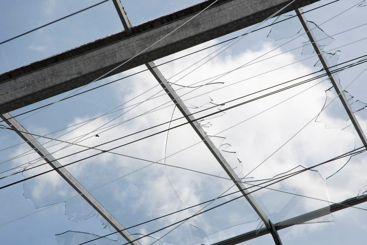 Schade aan een kas. In een rechtszaak claimt een buurman van een andere kas tonnen aan schadevergoeding om glasscherven op te ruimen. Foto: Jan Willem Schouten